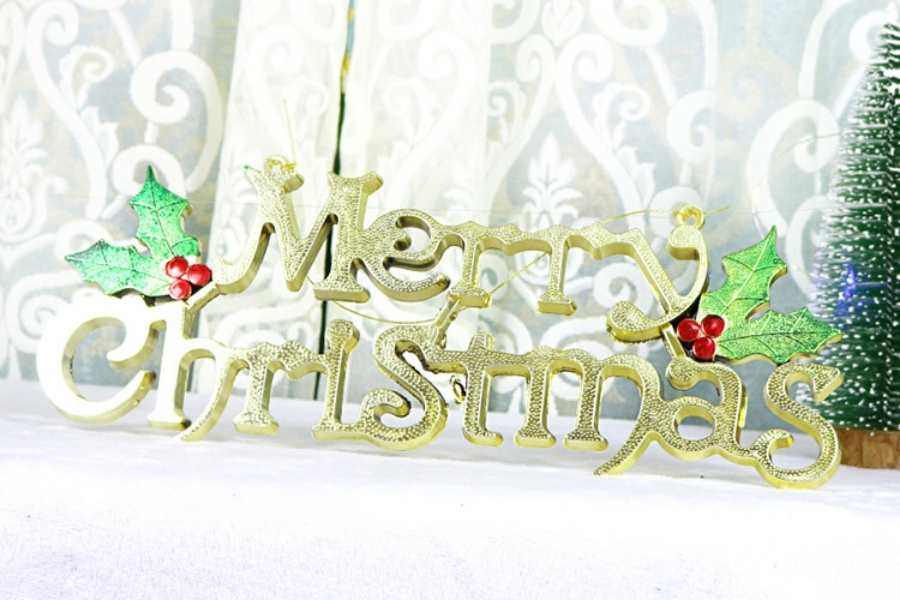 Tạo điểm nhấn lãng mạn cho cây thông Noel bằng cách treo bảng chữ "Merry Christmas".