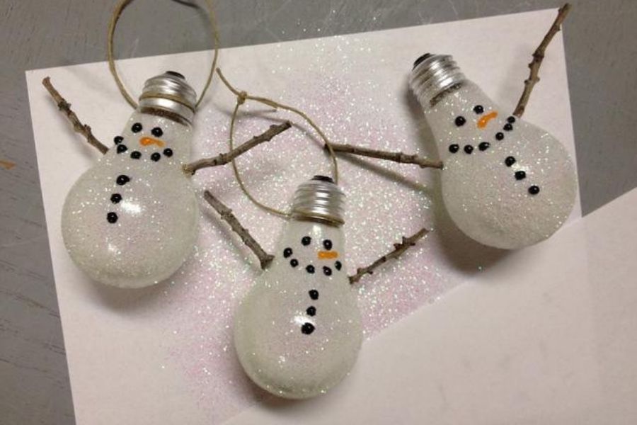 Tận dụng bóng đèn hỏng để tạo hình người tuyết siêu cute cho ngày lễ Giáng Sinh ấm áp.