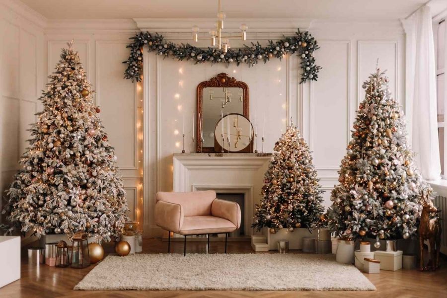 Phòng khách sẽ sang trọng hơn nếu được trang trí kiểu châu Âu dịp Giáng Sinh.