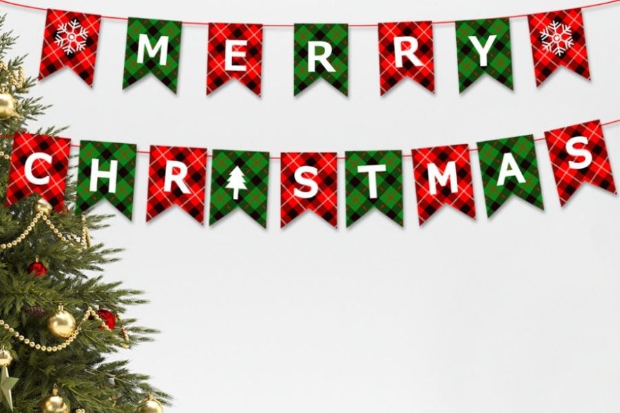 Dải chữ chào mừng Noel tạo nên không gian mua sắm độc đáo và phấn khích.