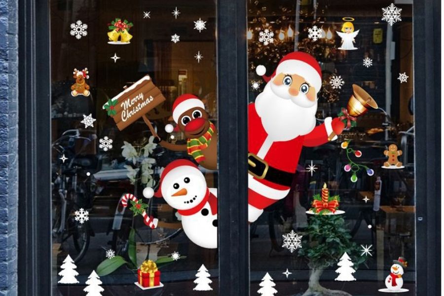 Trang trí cửa hàng ngày Giáng Sinh với decal dán kính hình ông già Noel, người tuyết và tuần lộc.
