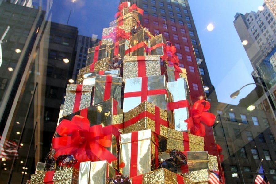 Tạo điểm check-in cho cửa hàng với “cây thông Noel” từ những hộp quà xinh xắn.