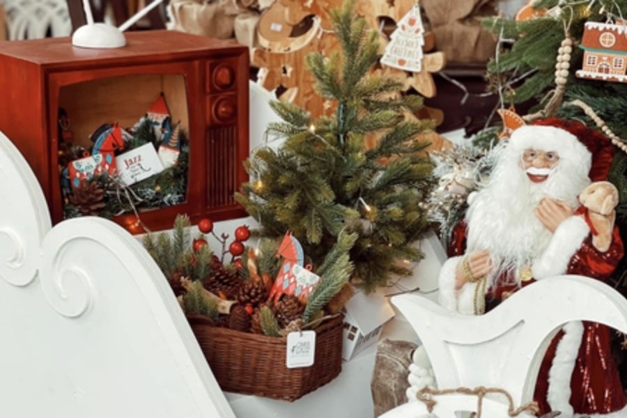 Mô hình ông già Noel với những món phụ kiện nằm xung quanh rất được ưa chuộng.