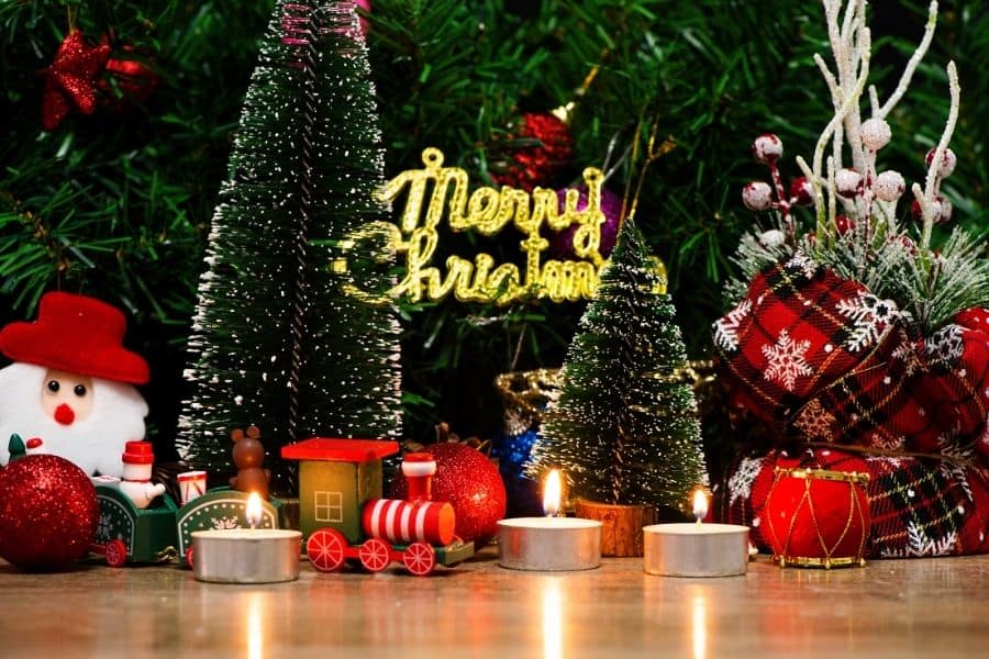 Mô hình cây thông Giáng Sinh dễ thương cho cửa hàng.