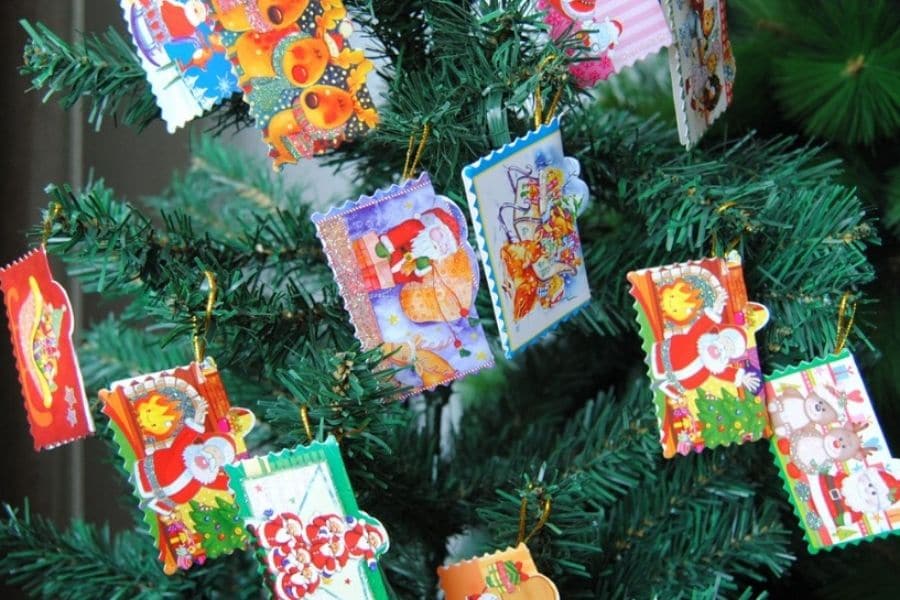 Thiệp Noel cũng được dùng làm phụ kiện trang trí cho cây thông Noel.