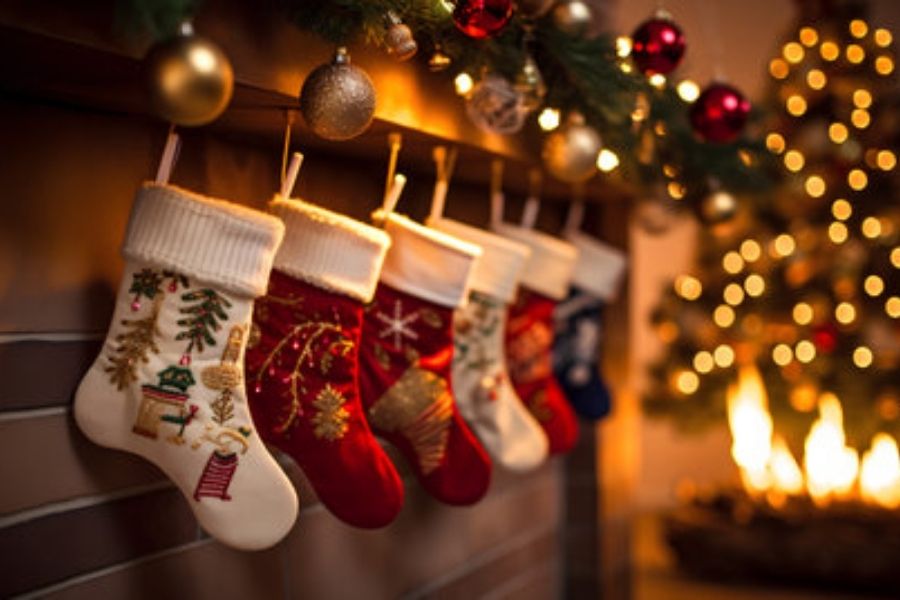 Trang trí quầy thu ngân bằng những đôi tất Noel có họa tiết Giáng Sinh.