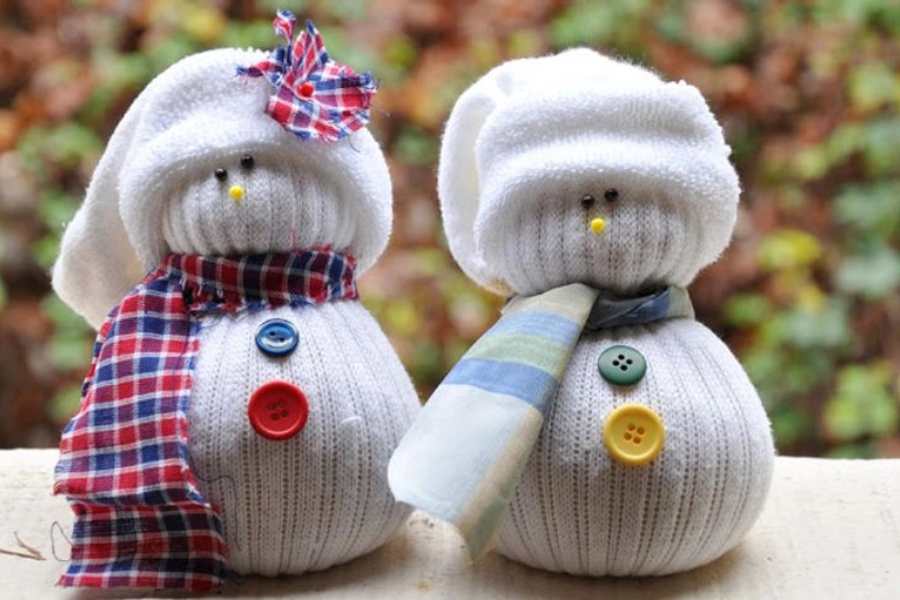 Cặp đôi người tuyết đáng yêu được làm từ bông gòn giúp văn phòng thêm xinh xắn vào ngày Noel.