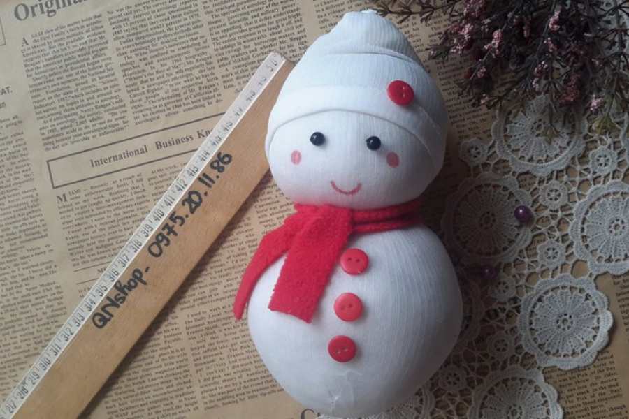 Mẫu người tuyết được làm từ văn phòng có thể dùng để trang trí bàn làm việc hoặc cây thông Noel tại văn phòng.