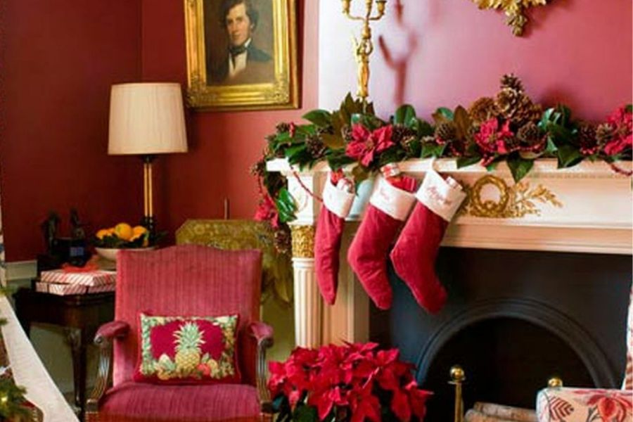 Phòng khách trang trí bằng màu đỏ sẽ gợi bầu không khí ấm cúng đêm Giáng Sinh.