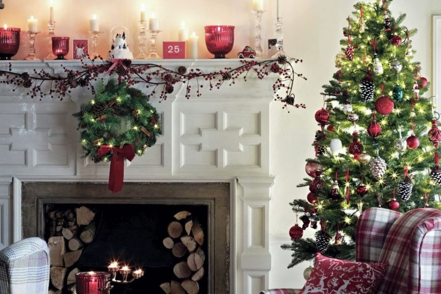 Cây thông Noel được sử dụng nhiều để trang trí phòng khách đón Giáng Sinh.