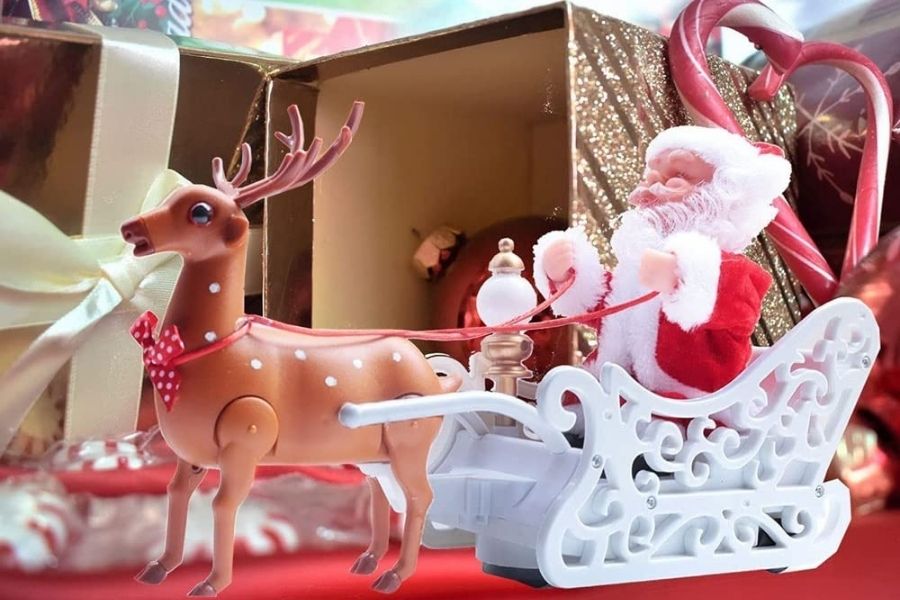 Mô hình ông già Noel và chú tuần lộc sẽ tạo sự sống động của phòng khách dịp Noel.