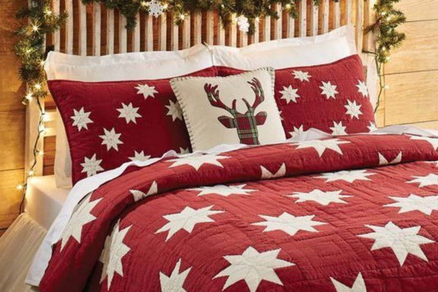 Bộ chăn ga giường họa tiết ngôi sao và tuần lộc mang hơi hướng Noel.