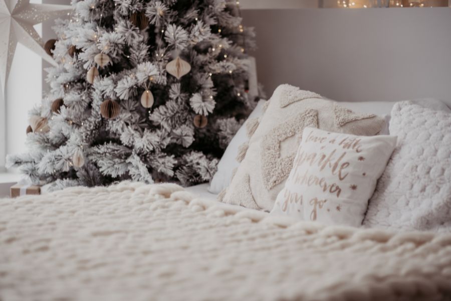 Những bộ ga giường màu trắng họa tiết Giáng Sinh cũng được nhiều người ưa chuộng sử dụng để trang trí cho phòng ngủ.