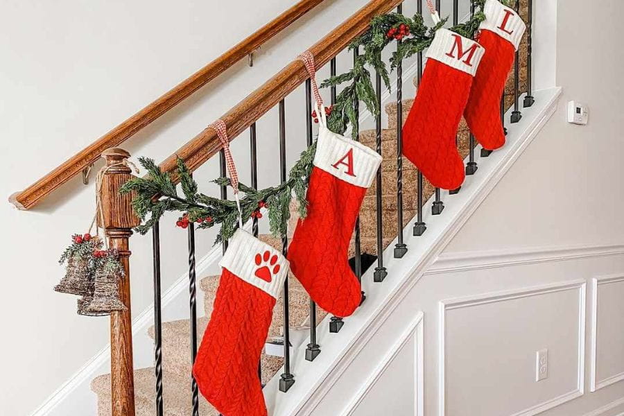 Trang trí cầu thang cùng dây thông và tất Noel sẽ tạo ấn tượng hơn cho ngôi nhà.