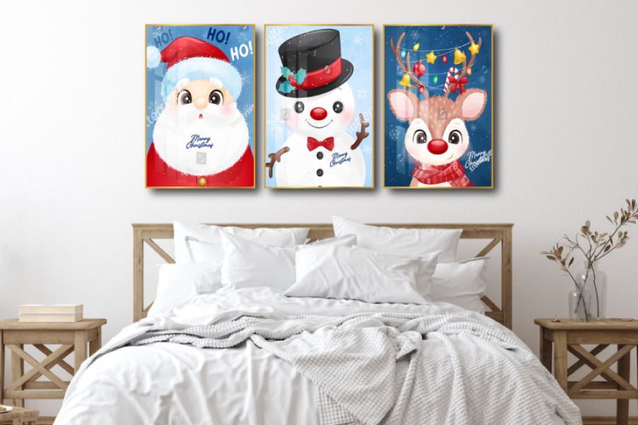Trang trí phòng ngủ Giáng Sinh bằng cách treo những hình ảnh ông già tuyết, người tuyết và tuần lộc đáng yêu, đẹp mắt.