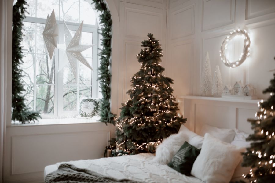 Trang trí Noel cho cửa sổ đẹp mắt và sáng tạo với dây lá thông và bông tuyết lớn.