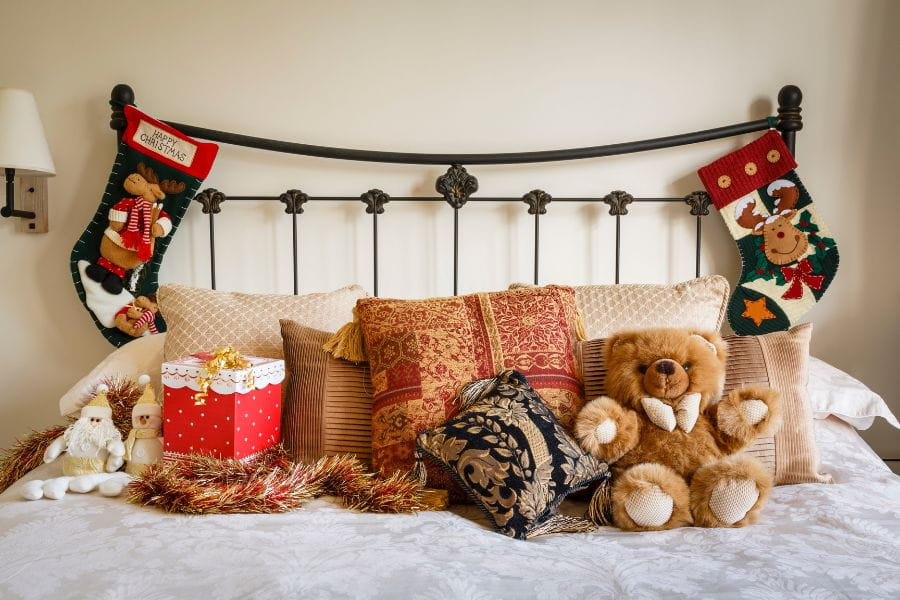 Trang trí Noel ở đầu giường bằng tất Noel họa tiết đáng yêu là ý tưởng độc đáo.