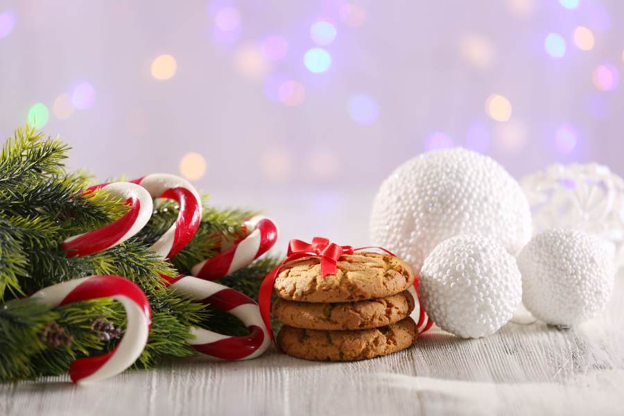 Những chiếc kẹo với đủ màu sắc được đựng trong chiếc hũ hình ông già Noel.