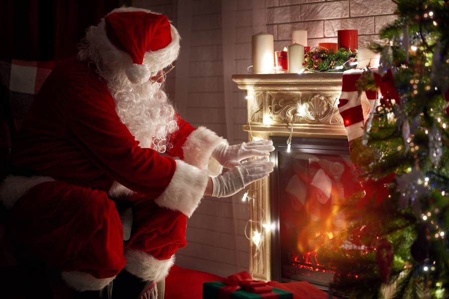 Ông già Noel cũng hình ảnh bộ đồ đỏ, tay cầm túi quà to, mang đôi ủng đen,...
