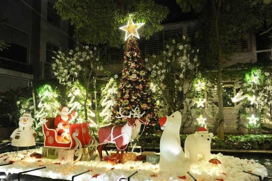 Ý tưởng trang trí cây thông Noel ngoài trời cùng mô hình ông Noel và người tuyết đẹp mắt.