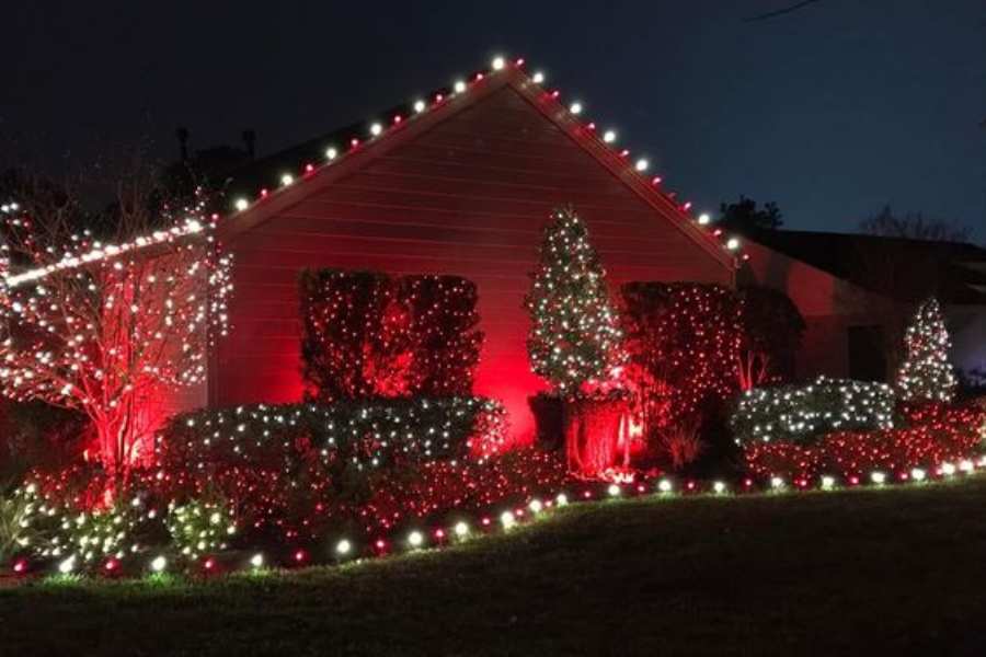 Ý tưởng sử dụng đèn led trang trí Noel bao quanh không gian ngôi nhà vô cùng độc đáo.