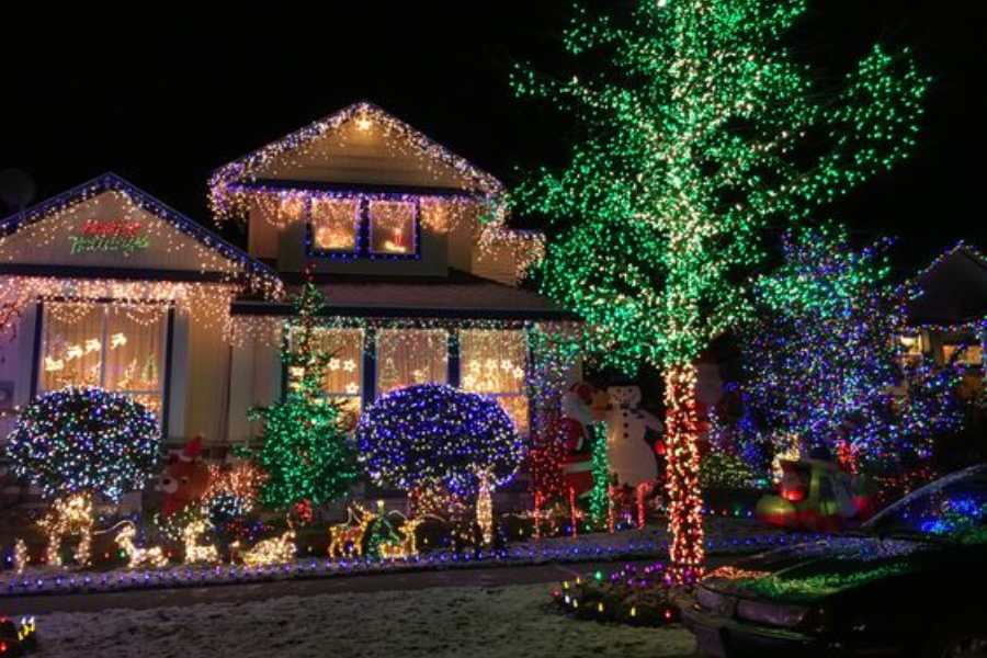 Mẫu trang trí Noel sân vườn với đèn led đa sắc màu giúp tổng thể thêm phần bắt mắt, lộng lẫy.