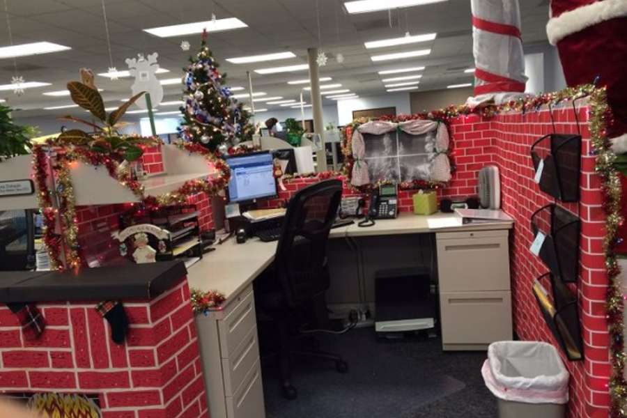 Ý tưởng trang trí Noel cho văn phòng bằng những mảnh giấy dán màu đỏ tựa như những viên gạch đầy sáng tạo.