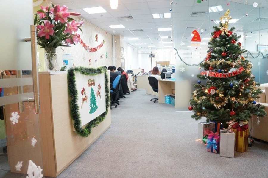 Bạn có thể đặt thêm một vài hộp quà trang trí bên dưới cây thông Noel để văn phòng thêm nổi bật.
