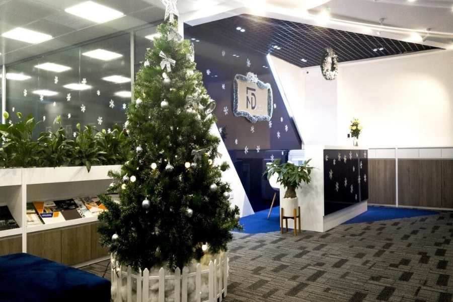 Mẫu cây thông trang trí Noel đơn giản dành cho văn phòng với những trái châu màu trắng sang trọng.