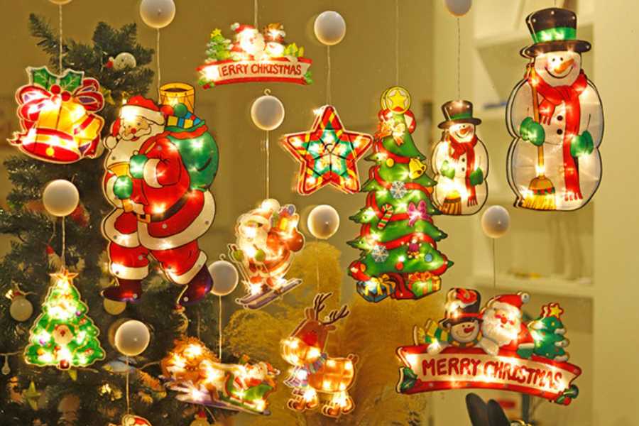 Mẫu trang trí văn phòng Giáng Sinh với những chiếc dây treo được gắn thêm đèn led bắt mắt.