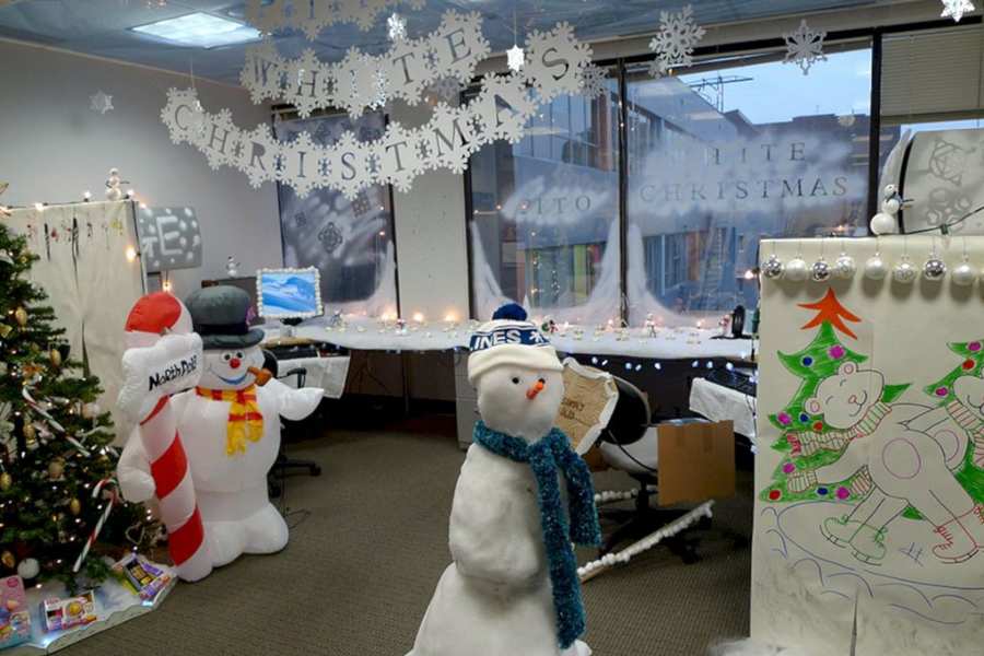 Ý tưởng trang trí Noel cho văn phòng với băng rôn và mô hình người tuyết sống động.