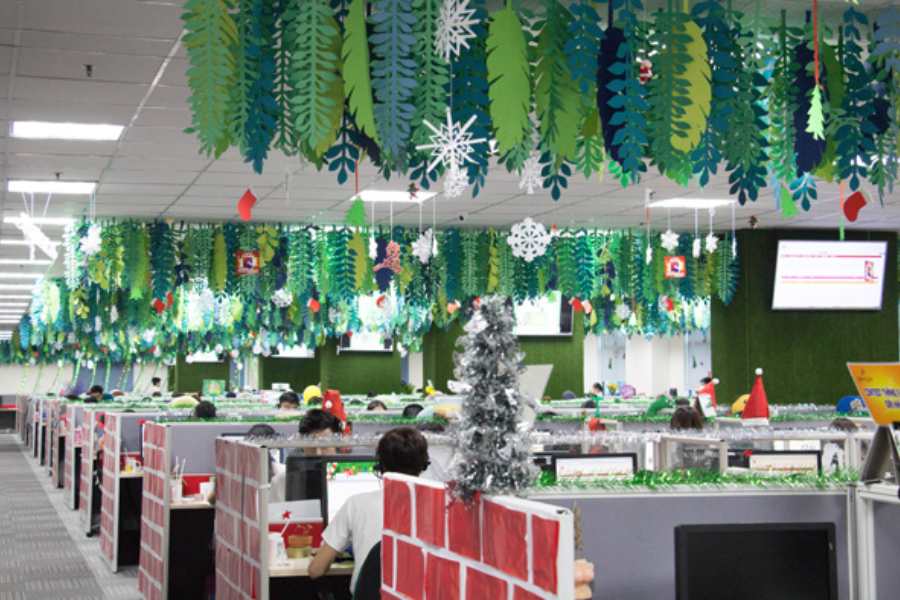 Ý tưởng sử dụng dây trang trí màu xanh chủ đạo trong mỗi dãy bàn tại văn phòng vào ngày Noel.