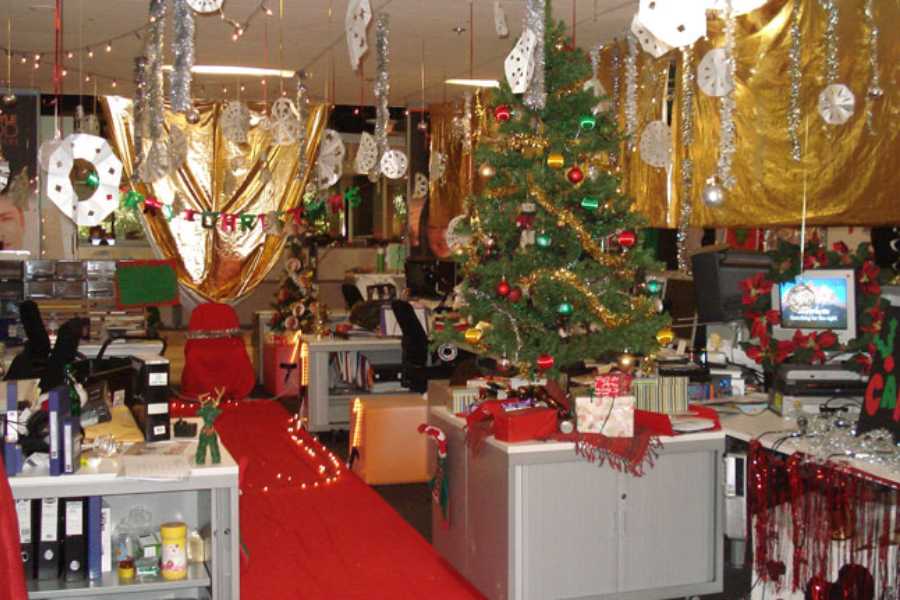 Văn phòng được trang trí nhiều dây treo kim tuyến cùng cây thông mang đậm dấu ấn Noel.