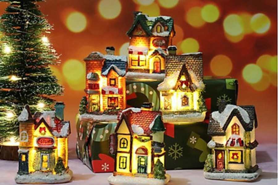 Mô hình trang trí Noel hình ngôi nhà xinh xắn được gắn thêm đèn led lấp lánh.