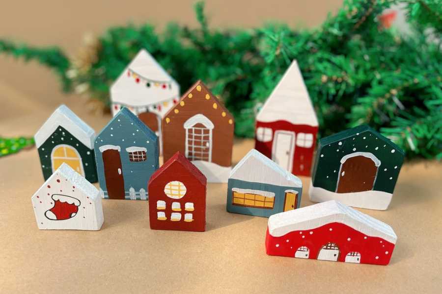 Mô hình trang trí Noel ngôi nhà mini thích hợp để đặt trên bàn làm việc tại văn phòng.