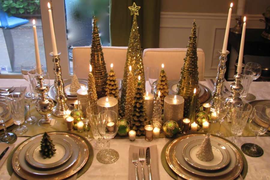 Trang trí bàn tiệc Noel với gam màu vàng kim tạo không gian sang trọng.