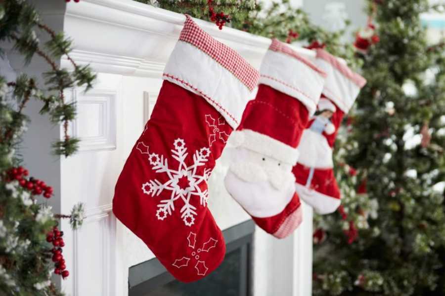Treo một vài chiếc tất Giáng Sinh lên các góc tường sẽ giúp văn phòng thêm sinh động và bắt mắt hơn.