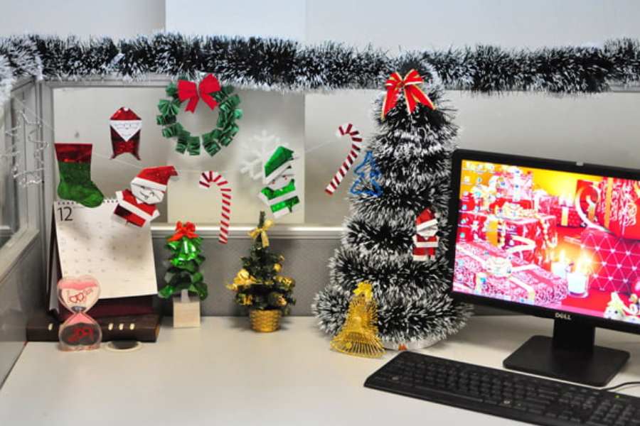 Mẫu trang trí bàn làm việc tại văn phòng với những chiếc tất và phụ kiện Giáng Sinh xinh xắn.