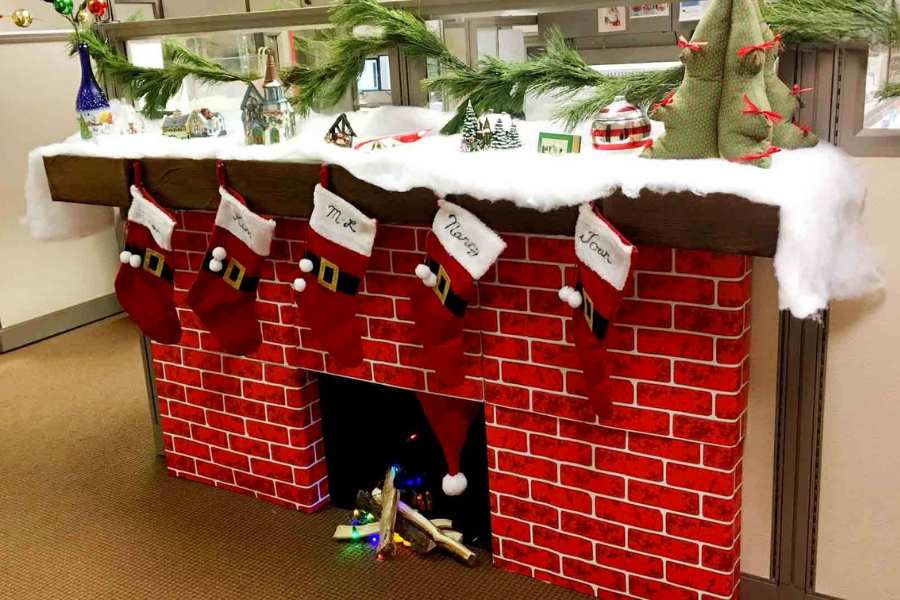 Bạn có thể đặt một vài chiếc tất Giáng Sinh lên xung quanh khu vực lò sưởi để làm tăng thêm không khí Noel cho văn phòng.