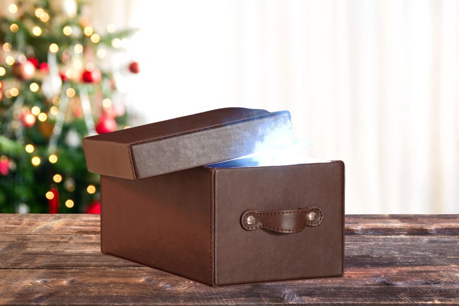 Trong hộp là những thử thách và câu hỏi Giáng Sinh vô cùng bí ẩn và thú vị.
