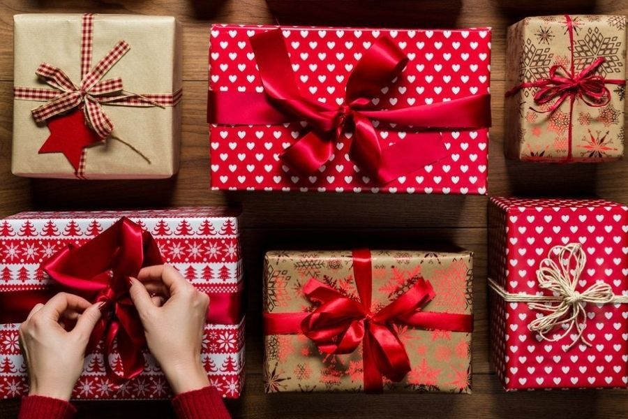 Tự làm hộp quà Giáng Sinh tại nhà vô cùng đơn giản.