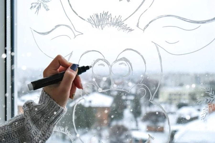 Vẽ trang trí cửa sổ Noel hình tuần lộc dễ thương.