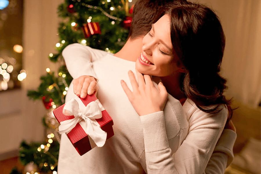 Quà Noel cho nàng là một trong những cách giúp tình cảm khăng khít hơn.
