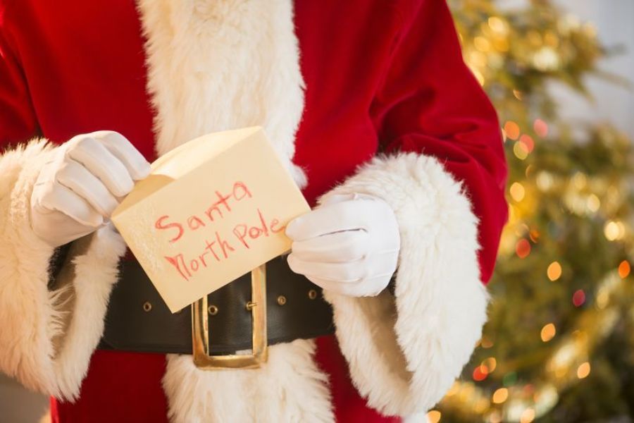 Các bạn nhỏ thường viết thư cho ông già Noel vào mỗi dịp Giáng Sinh.