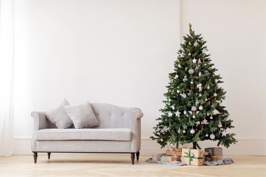 Mùa Giáng Sinh an lành, ấm áp với cây thông Noel trang trí kiểu truyền thống ấn tượng.