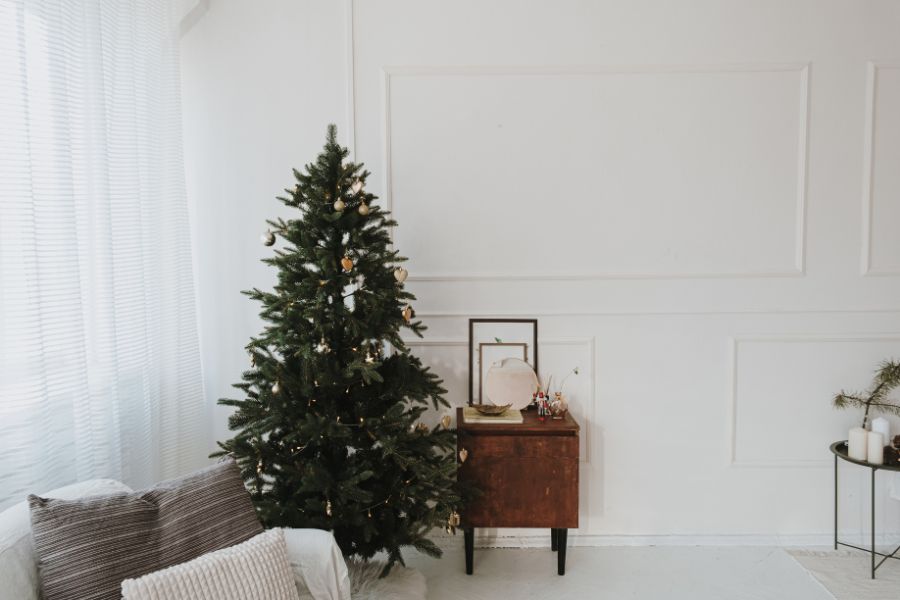 Ấn tượng với phong cách trang trí cây Giáng Sinh kiểu truyền thống đơn giản, đẹp mắt với các đồ treo sang trọng.