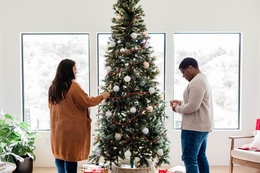 Decor cây thông Noel với phong cách cổ điển, dễ thực hiện bằng quả châu và các dây kim tuyến, đèn.