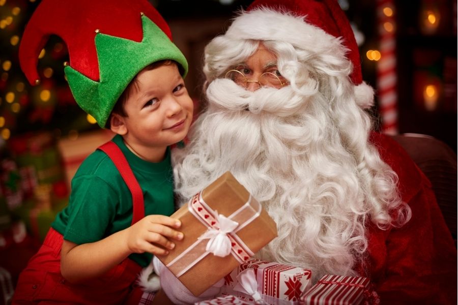 Những món quà nhỏ từ ông già Noel sẽ giúp động viên, khuyến khích các em ngoan ngoãn, vâng lời cha mẹ.