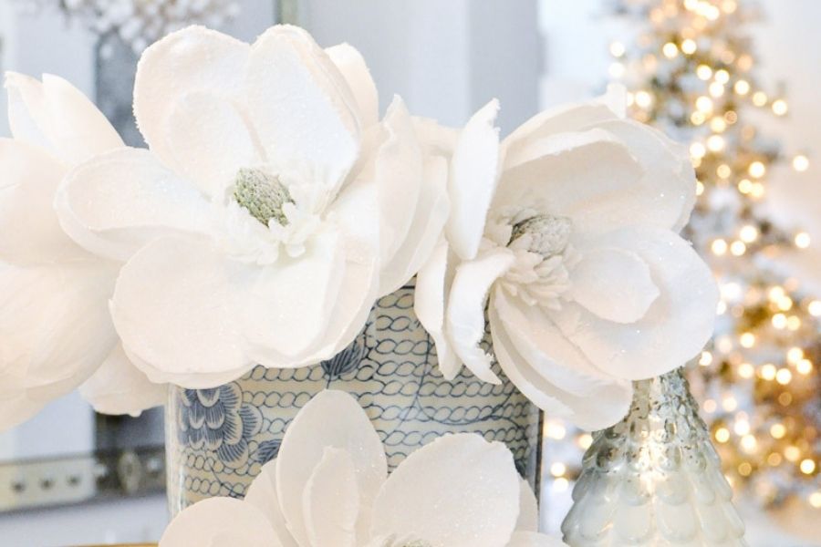 Hoa trắng sẽ làm nên vẻ đẹp thuần khiết cho phòng khách trong dịp Giáng Sinh.