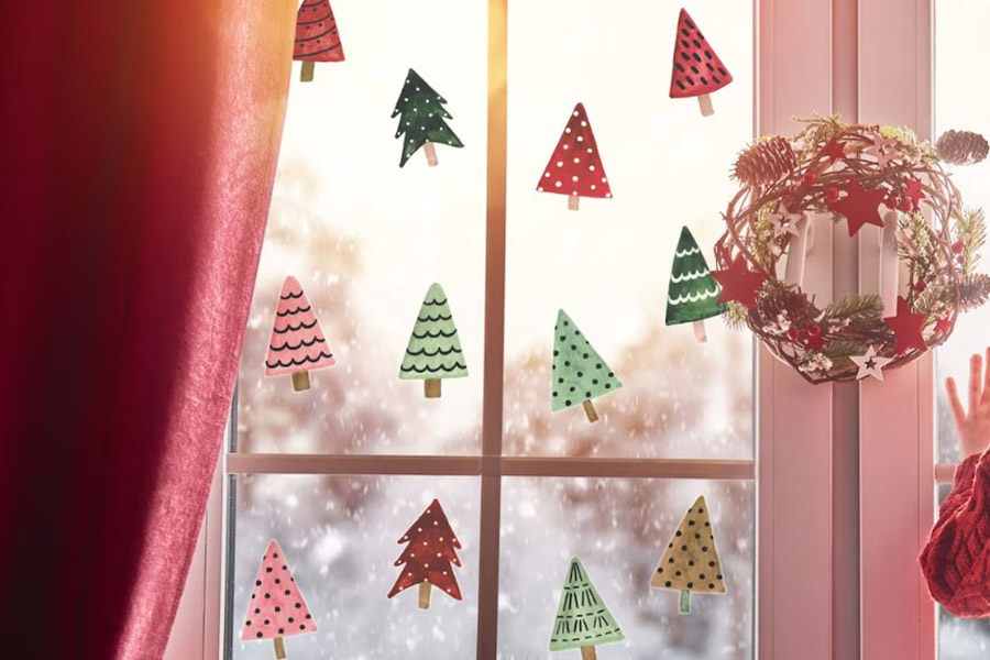 Trang trí khung cửa Noel với decal và vòng nguyệt quế.